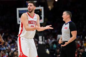 被完虐！申京全場(chǎng)夢(mèng)游&15投拿14分 有5失誤&正負值-16全場(chǎng)最低