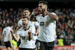 精彩！26歲前鋒雨果·杜羅對萊萬(wàn)特倒鉤破門(mén)，為瓦倫打進(jìn)制勝球