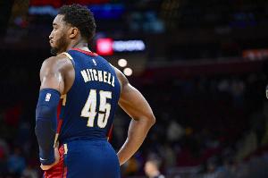 高難度！米切爾接球對抗防守 橫移撤步中投打進(jìn)加罰