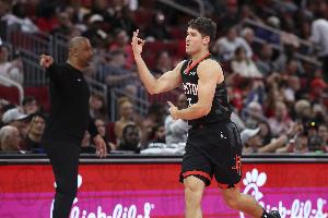 好快的出手！謝潑德接小賈傳球速射三分 已經(jīng)砍下14分打停掘金