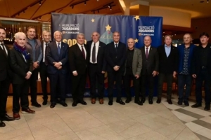 每體：拉波爾塔出席巴薩球員協(xié)會(huì )的圣誕晚宴并致辭