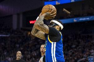 太拼了！小佩頓倒地拼搶有點(diǎn)受傷 回到更衣室接受治療了