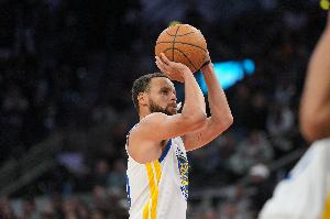 繼續對飚！樂(lè )福接球三分&庫里立馬追身撤步遠投回應