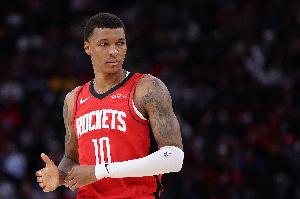 太低級！小賈巴里·史密斯關(guān)鍵時(shí)刻踩線(xiàn)失誤 火箭白白交出球權