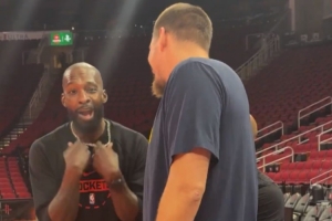 老隊友抱一抱！約基奇賽前與杰夫·格林熱聊 兩人手舞足蹈笑嘻嘻