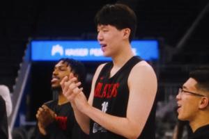 開(kāi)拓者隊醫生日 楊瀚森好像快教會(huì )隊友中文版生日歌了??