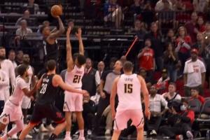 十足的大心臟！小賈負角度頂人強拔三分命中 火箭追到僅差1分！