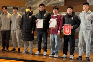 亞泰為賽季客場(chǎng)全勤球迷頒發(fā)紀念證書(shū)，譚龍、玄智健等球員頒獎