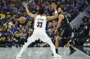 庫里上腳的“蝙蝠俠”據說(shuō)是李寧團隊火速送去的 難道要聯(lián)手了？