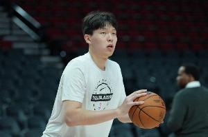 記者:訓練營(yíng)球隊防守伸縮性驚呆楊瀚森 原話(huà)是‘就像朵花兒一樣’