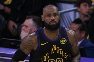 記者：科比出戰最后一場(chǎng)季后賽時(shí)32歲 詹姆斯加盟湖人時(shí)已經(jīng)34歲