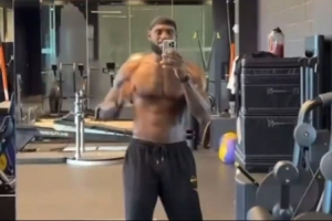 41歲老頭摸魚(yú)！詹姆斯曬健身房訓練視頻 對著(zhù)鏡頭邊唱邊跳