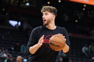 奶一口！阿德?tīng)柭荷昃┑谋荣愘p心悅目 他是NBA最出色的球員之一