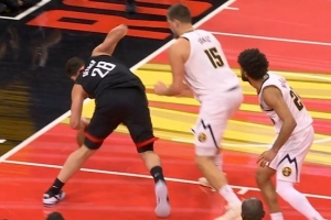 不敢怠慢！約基奇籃下防守申京被吹推人犯規 吃到個(gè)人第四犯