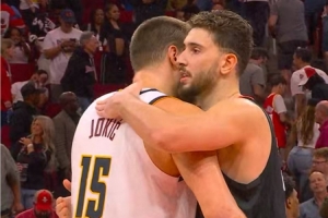 哥還是你猛??！申京賽后和約基奇擁抱寒暄??
