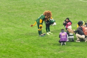 后來(lái)居上奪得本賽季中超金靴，國安外援法比奧賽后動(dòng)情落淚