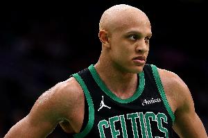 要起勢！杰倫·布朗四分衛長(cháng)傳喂餅沃爾什 綠軍末節11-2打回懸念