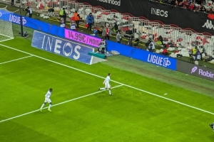 格林伍德挑釁尼斯球迷被投擲雜物，導致隊友埃莫森被打火機砸中