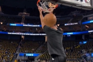 金州拉文上線(xiàn)！庫里賽前訓練上演自?huà)佔越愚D身背扣