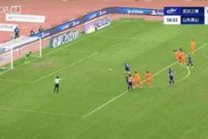王大雷撲點(diǎn)！裁判看VAR后判三鎮獲點(diǎn)，圖多列點(diǎn)射被王大雷撲出！