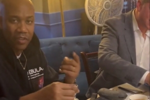 喝！馬布里請尼克斯工作人員喝茅臺：先干三杯后打圈沒(méi)毛病