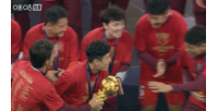 我們是冠軍??武磊、王燊超共同捧起火神杯，海港中超第4冠