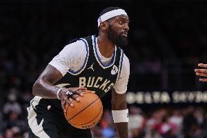 看著(zhù)就痛！波蒂斯上籃被CC頂到下體 痛苦倒地