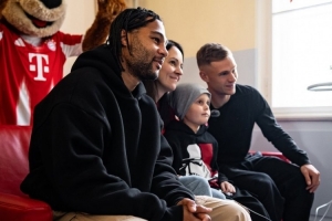 點(diǎn)贊！格納布里、基米希前往醫院腫瘤病房，看望患病兒童