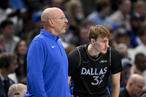 基德：弗拉格被絆倒時(shí)隊友都想保護他 在場(chǎng)上也有很多的交流表態(tài)