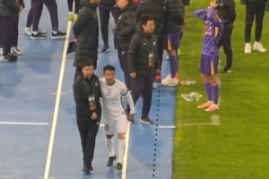 惺惺相惜！于漢超賽后特意前往對手替補席，與于根偉擁抱致意