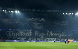 巴黎圣日耳曼主場(chǎng)看臺大幅TIFO，悼念10年前巴黎恐襲受害者