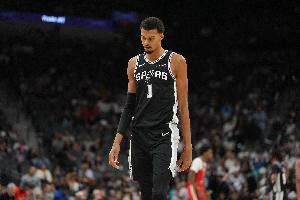 隊記：文班因傷將不隨隊前往接下來(lái)的四連客 他何時(shí)復出尚未可知