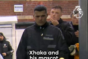 好暖！扎卡賽前給球童穿上自己的外套