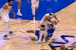 賠了夫人又折兵！哈特失誤后反搶犯規 還摟薩格斯脖子被吹T