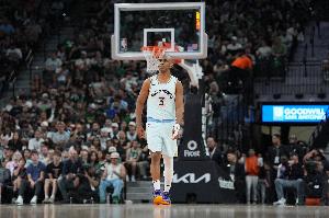 ??保羅生涯至今已出戰1364場(chǎng)常規賽 NBA現役無(wú)冠球員中最多