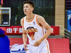 媒體人：周鵬還是老當益壯 負重深蹲24個(gè)