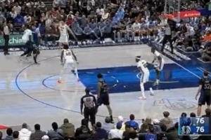 可惜了！克萊三分命中 但先吹了加福德進(jìn)攻掩護犯規