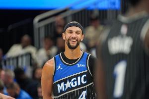 要崩盤(pán)了？薩格斯中路突破雙手滑翔暴扣！魔術(shù)領(lǐng)先到18分！