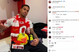 場(chǎng)邊見(jiàn)證隊友戴帽！加布社媒曬身穿埃澤球衣舊照：?????♂?