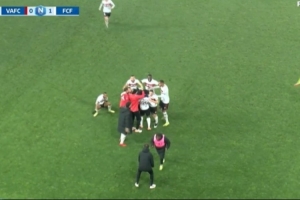 這球真帥！法丙球員35米迎球怒射，皮球直掛死角