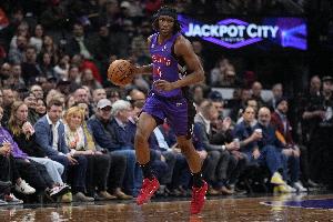 內外開(kāi)花！沃爾特起飛雙手暴扣 隨后外線(xiàn)開(kāi)炮三分穿針