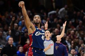 百步穿楊！米切爾追身三分轟進(jìn) 騎士將分差拉開(kāi)到兩位數