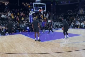 賽季客場(chǎng)首秀！詹姆斯賽前熱身 練習罰球及三分