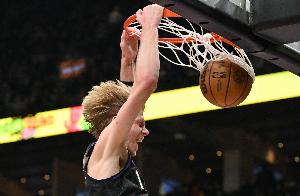 行云流水！巴恩斯送不看人妙傳 迪克起飛空接暴扣再度打?；@網(wǎng)