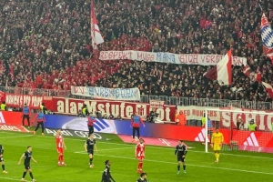 被拜仁球迷打橫幅侮辱母親！慕尼黑1860主席：不會(huì )上訴但這太過(guò)分