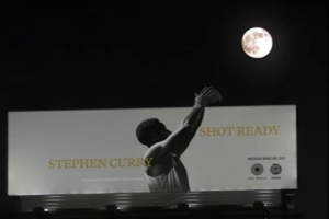 延時(shí)攝影！庫里投籃廣告牌和月亮完美角度！形成一個(gè)出手投籃弧線(xiàn)