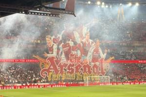 頗具排面！阿森納展示巨型tifo：這條街屬于我們