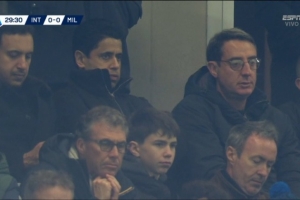 巴黎主席納賽爾現身看臺，現場(chǎng)觀(guān)戰米蘭德比