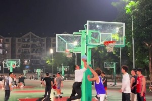 什么水平？愛(ài)德華茲17歲時(shí)，輔助臥推275磅