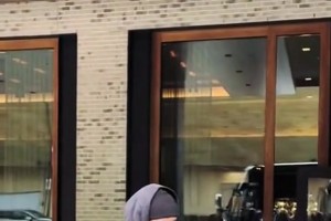 “火箭客場(chǎng)戰勝騎士，賽前杜蘭特為等候在酒店外的球迷簽名...